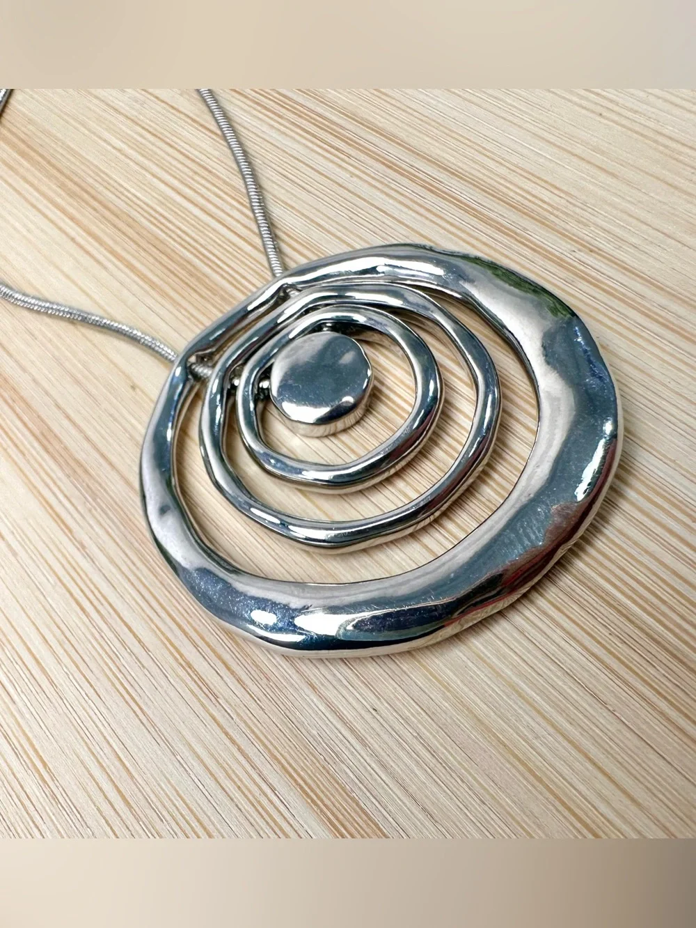 🤍 Silver Tone Concentric Circles Pendant Necklace